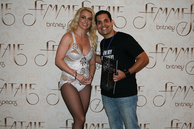 Trước đó vào năm 2011, trong buổi giao lưu trước thềm tour diễn Femme Fatale, Britney còn có loạt ảnh chụp với fan trong tư thế khá gượng gạo. Cô tạo dáng một cách “công nghiệp” và không có cử chỉ thân mật nào với người hâm mộ.