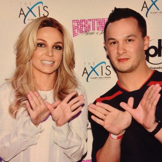 Trước buổi gặp fan của Avril Lavigne, “công chúa nhạc pop” Britney Spears từng nhiều lần bị la ó vì thái độ xa cách với fan trong khi số tiền họ bỏ ra không hề nhỏ. Hồi đầu năm nay, Britney tổ chức buổi Meet & Greet tại Las Vegas, các fan phải trả <abbr class=