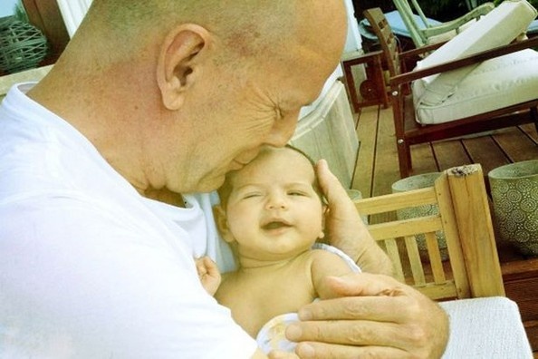Tài tử Bruce Willis ôm cô con gái mới ra đời Mabel hồi tháng 4 năm ngoái. Khoảnh khắc cha con được bà xã Emma Heming ghi lại. Mới đây, Bruce lên chức bố lần thứ 5 khi cô vợ trẻ vừa hạ sinh cho anh thêm một bé gái.