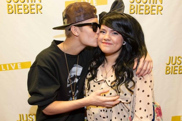 Trong buổi Meet & Greet khác, cộng đồng fan không khỏi choáng váng khi bức ảnh Justin sờ ngực fan nữ bị tung lên mạng. 