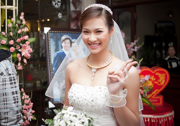 Trước đó, tin đồn Vương Thu Phương từng tổ chức đám cưới với bạn trai đã râm ran trong cuộc thi nhưng chỉ được xác nhận khi những tấm ảnh cưới của cô bị tung lên mạng. Siêu mẫu giải thích, cô và bạn trai chưa đăng ký kết hôn mà chỉ làm đám cưới nên được coi như gái chưa chồng. 