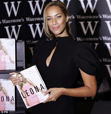 Năm 2009, nữ ca sĩ Leona Lewis – quán quân X Factor phát hành cuốn tự truyện và tổ chức một buổi ký tặng người hâm mộ ở London. Không may cho nữ ca sĩ trẻ, khi sự kiện đang diễn ra trôi chảy thì bất ngờ một người đàn ông chạy tới đấm thẳng vào mặt Leona. 