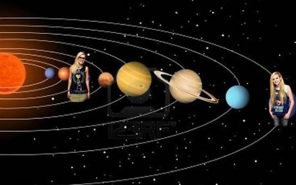 Những bức ảnh sau đó cho thấy fan và nữ ca sĩ Hello Kitty đứng một khoảng cách, nữ ca sĩ đặt tay sau lưng, cười cùng một kiểu. Nhiều người mỉa mai thay vì bỏ ra <abbr class=