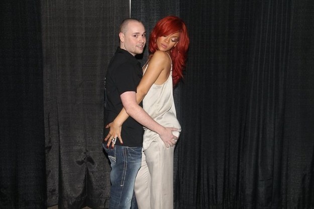 Nhiều người không khỏi nhăn mặt khi chứng kiến những hành động thân mật quá mức.