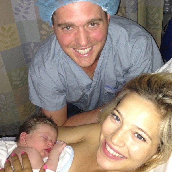 Nam ca sĩ đình đám Michael Buble có mặt trong khoảnh khắc bà xã Luisiana Lopilato vừa hạ sinh thành công cậu con trai Noah Buble và ngay lập tức khoe nó lên mạng Instagram khi cả gia đình vẫn đang trong phòng hồi sức.