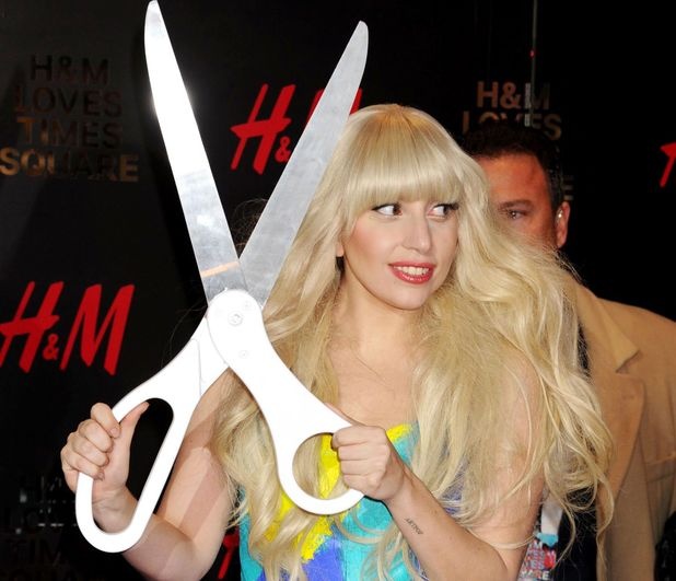 Fan của Lady Gaga cũng “quái” không kém thần tượng. Tại buổi gặp và ký tặng người hâm mộ ở Canada, Lady Gaga được một fan nam ngỏ ý cô ký tặng lên vùng riêng tư của đàn ông. Đề nghị này khiến nữ ca sĩ Applause khá ngạc nhiên, cô nói: “Có đủ ‘chỗ’ để tôi viết chữ Lady Gaga lên đó. Tôi đã cười nhiều tới mức không thở được. Có lẽ chữ ký của tôi vẫn còn ở đó đấy, ai mà biết được”.