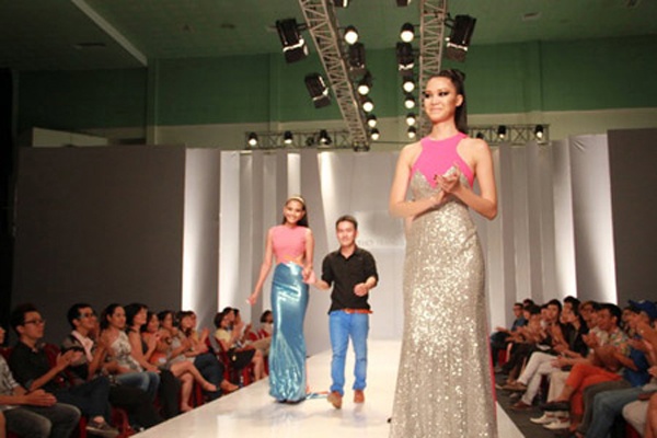 Tháng 6/2012, làng mẫu xôn xao về cuộc đấu khẩu sau cánh gà giữa Á hậu các dân tộc Trương Thị May và Hoa hậu 2008 Thùy Dung vì vị trí vedette trong show diễn Thời trang đam mê. Cụ thể, phần kết trong show của nhà thiết kế Lê Thanh Hòa, Thùy Dung được chọn làm veddette kết thúc được nắm tay NTK ra chào khán giả. Tuy nhiên, những người có mặt tại buổi diễn cho biết, phần kết màn diễn ra khá lộn xộn, lúc là Trương Thị May xuất hiện đầu tiên, lúc sau lại là Thùy Dung. 