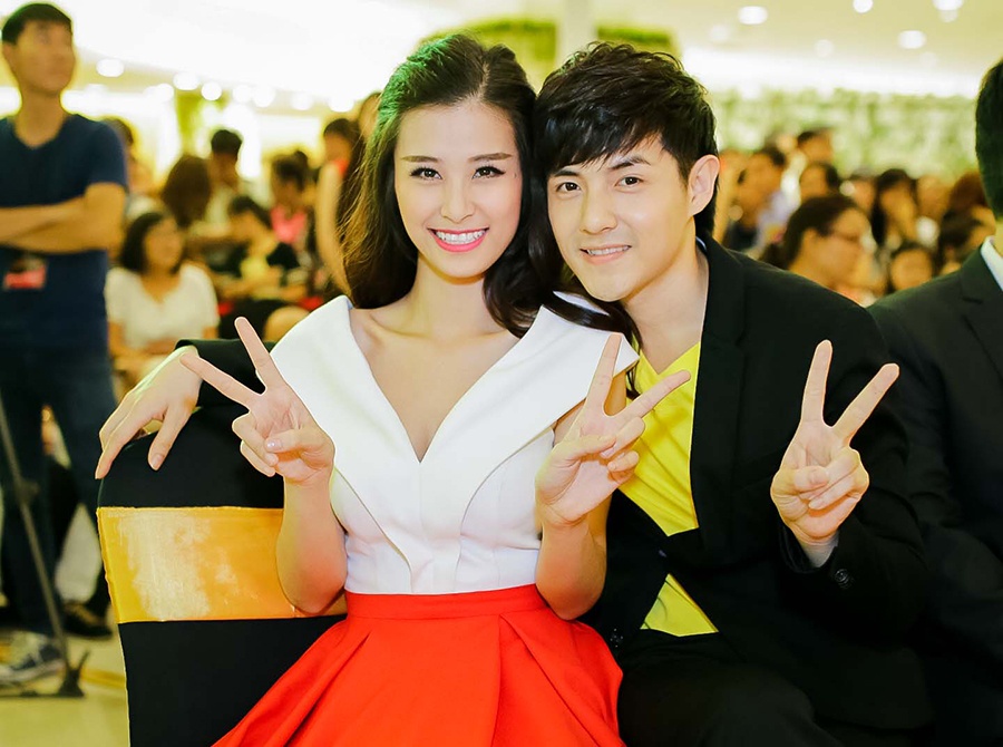 Tối 10/5, fan hâm mộ của Đông Nhi và Ông Cao Thắng đã có một phen nứt lòng với vở nhạc kịch mang chủ đề “Chuyển làn hương, thêm cuốn hút” do cặp đôi đáng yêu nhất showbiz Việt thủ vai chính.