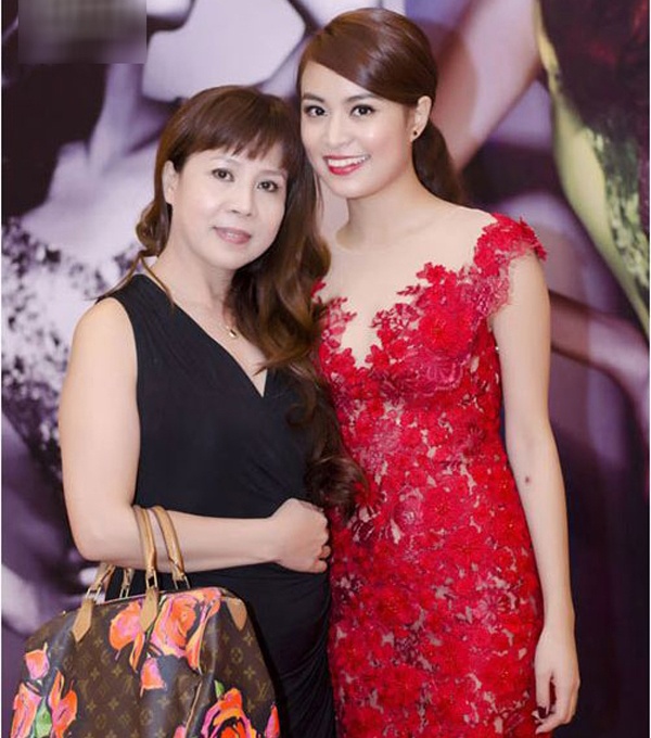 Để có sự trở lại showbiz thành công như hôm nay của Hoàng Thùy Linh có sự góp công khá lớn của mẹ cô – diễn viên múa Thu Huệ. Vực dậy con gái từ scandal lớn đầu đời, cô Thu Huệ luôn sát cánh bên Hoàng Thùy Linh trong các show diễn. 