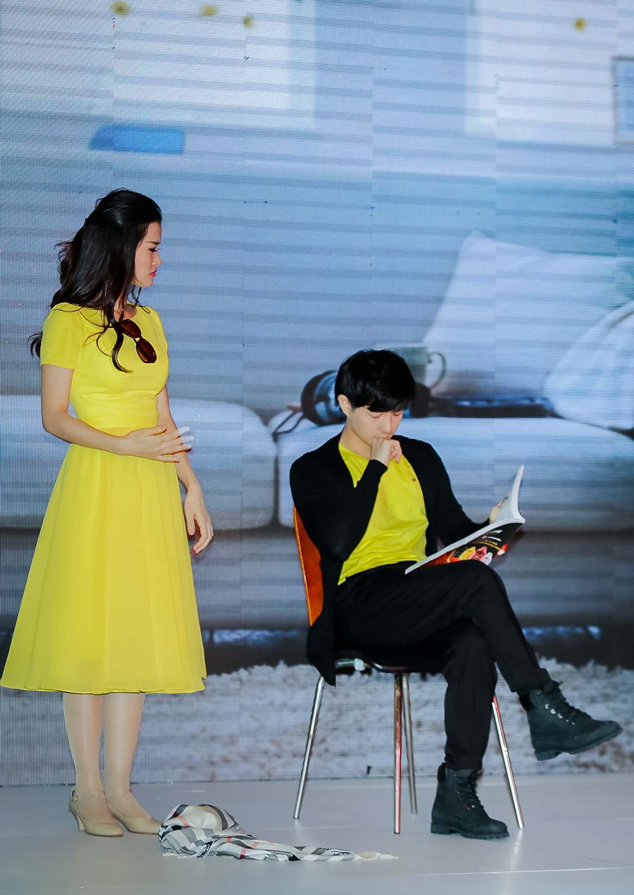 Những vũ điệu đẹp mắt trên nền nhạc bài hát Happy Together thể  hiện tình cảm mặn nồng của hai bạn những ngày mới yêu.