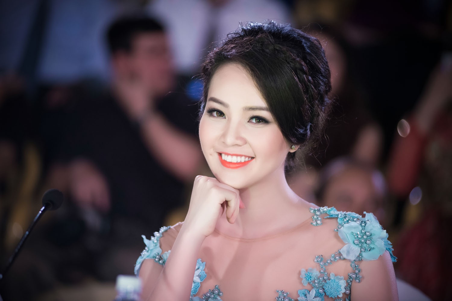 A hau Thuy Van noi bat tren ghe giam khao hinh anh