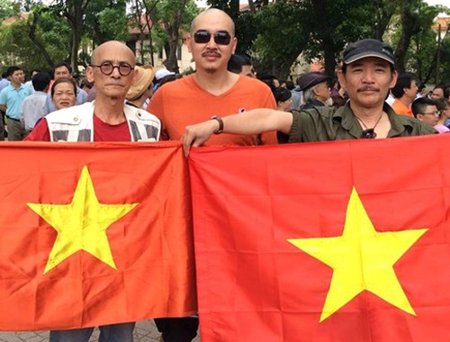Sao Viet dong long huong ve bien Dong hinh anh