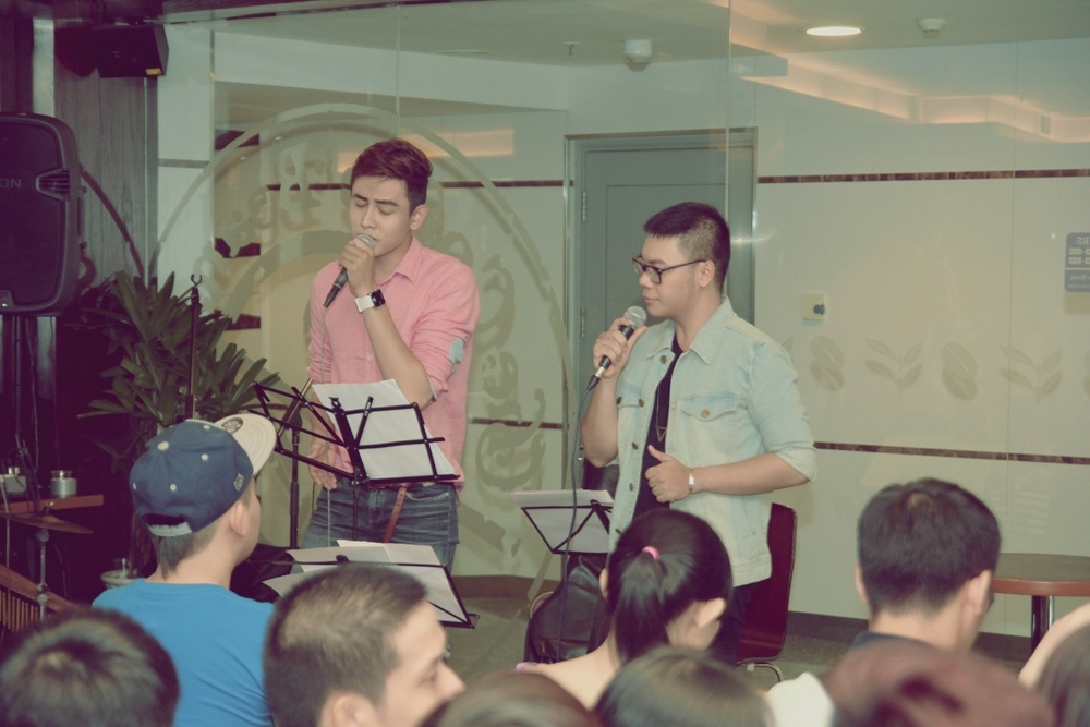 Minishow diễn ra trong không gian ấm cúng của một quán café tại TP.HCM.