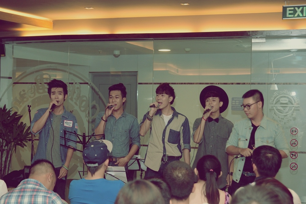 Trong đêm nhạc, Hamlet Trương hát lại những ca khúc gắn liền với những cuốn sách Best-Sellers của anh và những nhà văn khác như Thương nhau để đó, Yêu đi rồi khóc, Người yêu cũ có người yêu mới, Lưng chừng hạnh phúc.