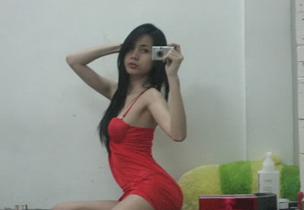 Loạt ảnh khác cũng cho thấy Thủy Tiên tạo dáng khá sexy trên giường, cô mặc trang phục sexy để tự chụp. Khi được hỏi về bức ảnh nhạy cảm, Thủy Tiên trả lời đây là ảnh ghép nhưng công chúng cho rằng lời giải thích này không thuyết phục.