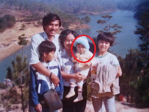 Nhắc đến những ngôi sao có hoàn cảnh tuổi thơ thiếu thốn không thể thiếu Tăng Thanh Hà. Gia đình 5 người của “ngọc nữ của màn ảnh Việt” từng phải bán nhà để trả nợ, lúc đó cô mới 10 tuổi. Nữ diễn viên  theo gia đình mưu sinh ở khắp nơi, sống tạm bợ trong những căn nhà trọ. 