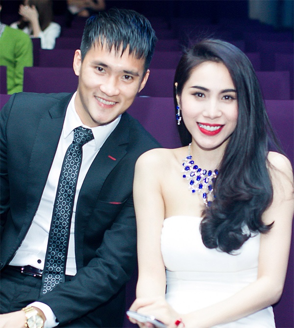 Sau bài phỏng vấn, Thủy Tiên bị chỉ trích vì cổ xúy lối sống thử còn đang gây nhiều tranh cãi trong xã hội. Nữ ca sĩ sau đó phải lên tiếng khẳng định cô và Công Vinh không hề sống thử đồng thời làm rõ làm rõ câu trả lời về quan điểm sống thử. 