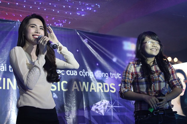 Khi những hình ảnh trên lên báo, Thủy Tiên bị la ó phản cảm và bị chê bai về gu thẩm mỹ. Một tuần sau sự cố, trong buổi giao lưu fan, nữ ca sĩ gửi lời xin lỗi tới khán giả và hứa rút kinh nghiệm. Có thể nói năm 2011 là năm scandal của Thủy Tiên. Từ đầu năm cho tới những ngày sắp bước sang năm mới, tên tuổi Thủy Tiên liên tục lên báo vì những vụ việc không hay.