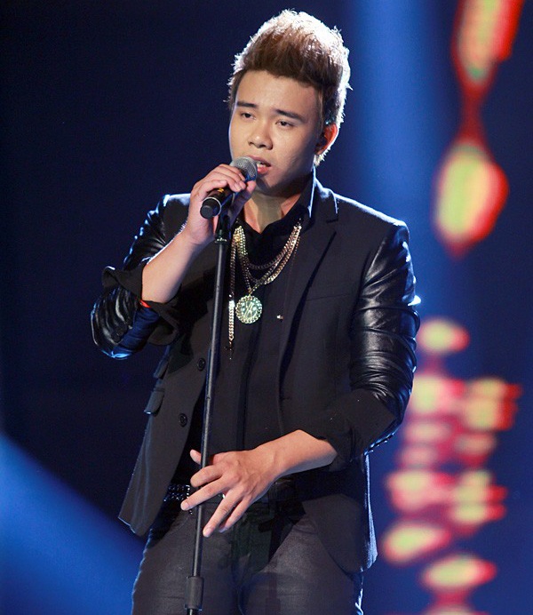 Nam ca sĩ cũng bắt đầu đi làm phụ hồ thuê để kiếm sống qua ngày và nhiều công việc khác. Khoảng thời gian khốn khó cũng khiến bạn gái Đông Hùng ở Hà Nội chia tay anh. Nhiều khán giả theo dõi quá trình Đông Hùng ở Vietnam Idol 2014 nhận định anh có vẻ ngoài chín chắn hơn độ tuổi 21. 