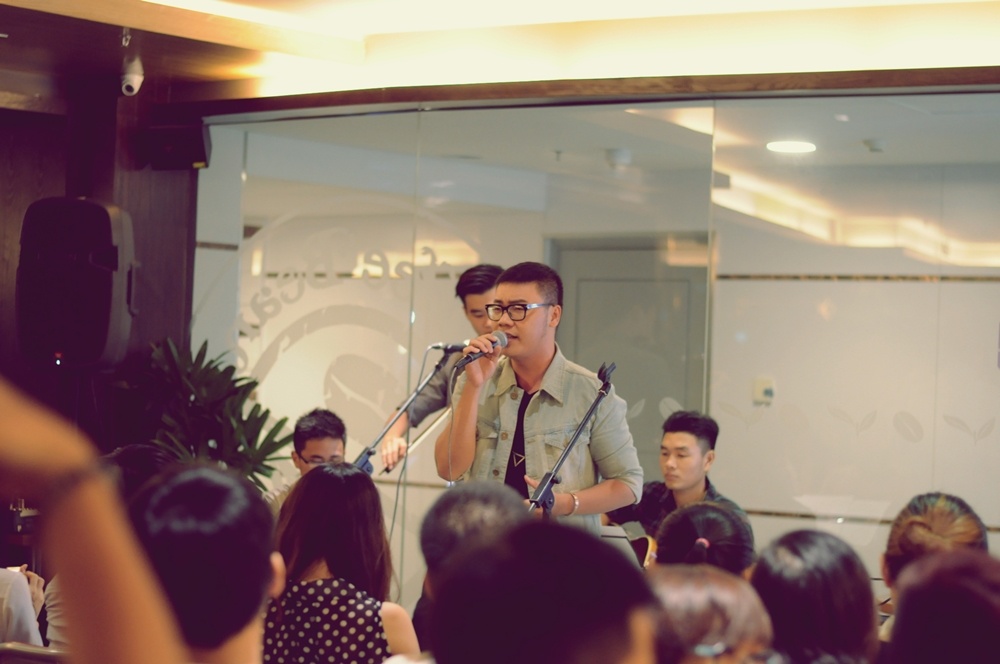 Hamlet Trương sinh năm 1988, cử nhân ngành Luật học, là ca sĩ Việt Nam đầu tiên hoạt động cùng lúc ở 3 lĩnh vực ca hát- sáng tác và viết văn. 