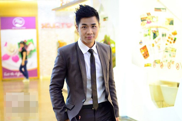 Gia cảnh khốn khó tiếp tục cho tới khi Nguyên Khang học đại học. Trong khoảng thời gian này, không may bố anh qua đời, còn mẹ mắc bệnh Parkinson. Cái nghèo cũng lấy đi của Nguyên Khang suất học bổng cấp 3 ở Mỹ, ước mơ học võ thuật, chơi đàn,… có thời điểm Nguyên Khang tuyệt vọng vì cơ cực. Tới khi Nguyên Khang bắt đầu làm thêm bằng nhiều công việc, cuộc sống gia đình anh từ đó tốt đẹp hơn.