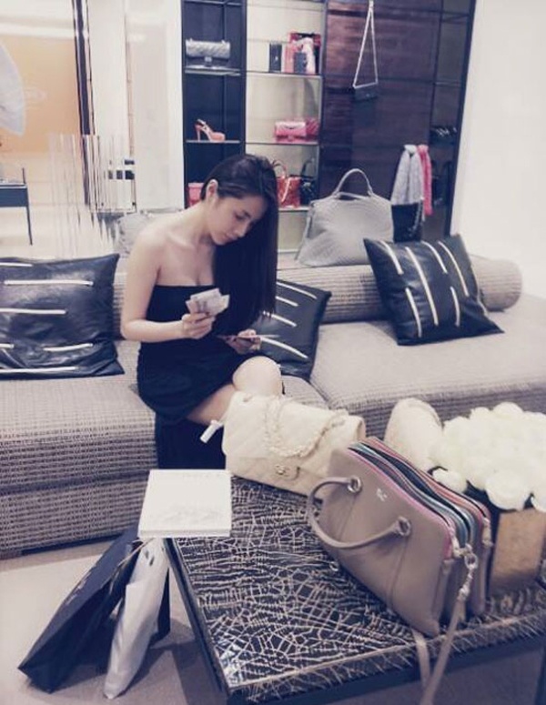 Khoe của: Thời gian gần đây, Thủy Tiên gặp scandal khác là “khoe của”. Đầu tháng 4, nữ ca sĩ đăng bức ảnh ngồi đếm tiền, xung quanh là các món đồ hàng hiệu như túi xách, giày cùng với lời bình luận: “Hết tiền rồi, đi về ngủ thôi”. Câu nói chú thích cho bức ảnh nhanh chóng bị cư dân mạng  “ném đá” vì cho rằng Thủy Tiên đang khoe của, cộng vào đó là kiểu “hết tiền” khác thường của nữ ca sĩ. 