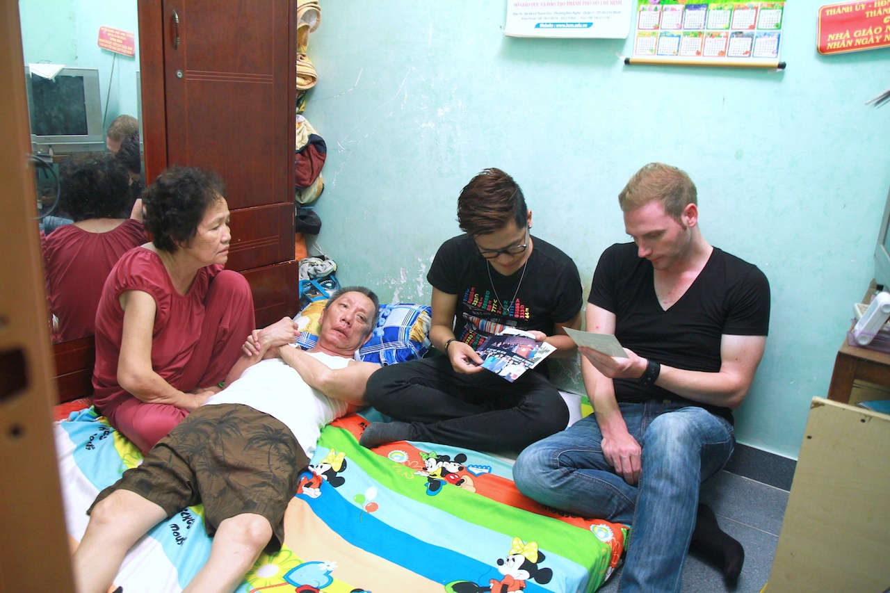 Sau một buổi thiện nguyện ý nghĩa, Kyo York, Hoàng Rapper, cùng các tình nguyện viên đã quyên góp được hơn 4 triệu đồng. Ngoài ra, giọng ca Quê bác Ba Phi cũng ủng hộ thêm một phần vào quỹ. Toàn bộ số tiền trên được trao cho gia đình thầy giáo Trần Thành Danh. Trước đây, khoảng thập niên 1980 – 1990, thầy từng là thạc sĩ môn Pháp văn có tiếng và giảng dạy ở các trường điểm cấp 3 tại TP.HCM. Tuy nhiên, cách đây 15 năm, thầy gặp tai nạn giao thông rồi bị liệt và không thể tiếp tục sự nghiệp trồng người. Vợ thầy, cô Nguyễn Thị Cúc đành bán hết nhà cửa để lấy tiền chạy chữa cho thầy. Hiện tại, tình cảnh gia đình thầy Danh rất khó khăn. Mỗi ngày, cô Cúc phải đi bán từng tấm vé số để nuôi thầy Danh bị bại liệt cùng người con mắc bệnh lao phổi nặng.  