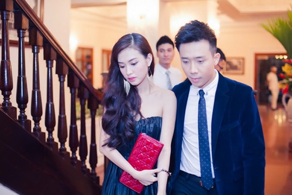 Mai Hồ là em họ của nữ diễn viên Mai Thu Huyền, cô đỗ thủ khoa Nhạc viện TP.HCM năm 2005 và từng đóng phim nhưng vì lý do sức khỏe nên không thể tiếp tục hoạt động nghệ thuật. Thời gian gần đây Trấn Thành không còn đưa đón bạn gái, dấy lên tin đồn chia tay. Tới đầu tháng 5 vừa qua, MC Đồ rê mí thừa nhận anh và Mai Hồ chia tay đã được 2 tháng. Không ít người tiếc nuối cho cặp đôi đẹp, thậm chí Trấn Thành từng ấp ủ ước mơ sống cả đời bên bạn gái. Hậu chia tay, nam MC cám ơn người hâm mộ đã quan tâm nhưng đồng thời hy vọng mọi người tôn trọng khoảng thời gian cá nhân của anh.  