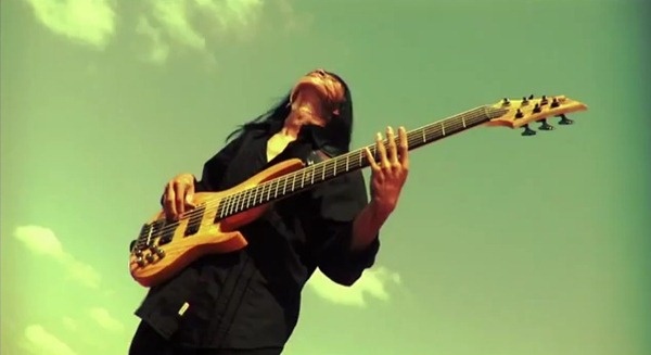 MV Noi vong tay lon phien ban Rock hinh anh