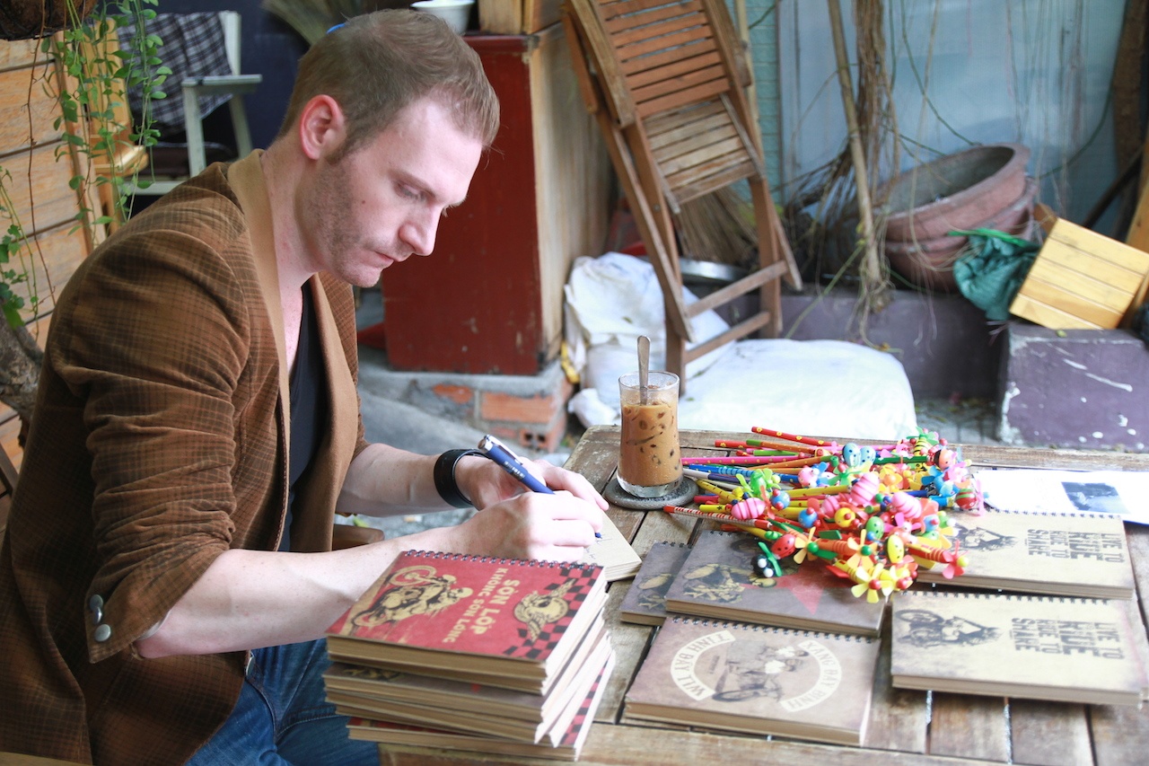 Nhận lời mời từ nhạc sĩ Hoàng Rapper, vừa qua, Kyo York đã chủ động sắp xếp công việc và lên kế hoạch thực hiện một chuyến đi thiện nguyện bằng xích lô.Trước khi khởi hành, chàng ca sĩ điển trai người Mỹ chuẩn bị rất nhiều cây bút dễ thương và một số quyển sổ tay được thiết kế bắt mắt để dành tặng bất kỳ người nào anh tình cờ gặp trên đường.  