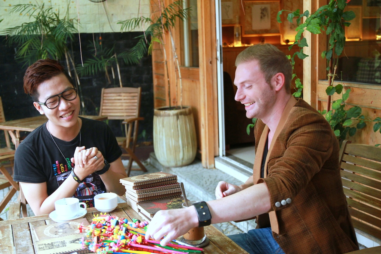 Thông qua những món quà nhỏ này, Kyo York muốn kêu gọi mọi người cùng chung tay đóng góp mỗi người một ít tiền nhằm giúp đỡ cho một gia đình đang có hoàn cảnh rất khó khăn.  