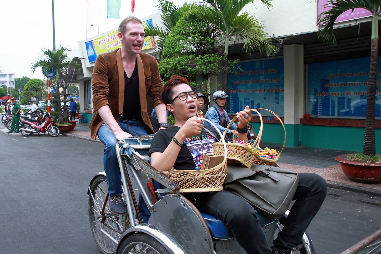 Kyo York đích thân đạp xích lô chở Hoàng Rapper đi quyên góp giữa trời nắng gắt.  