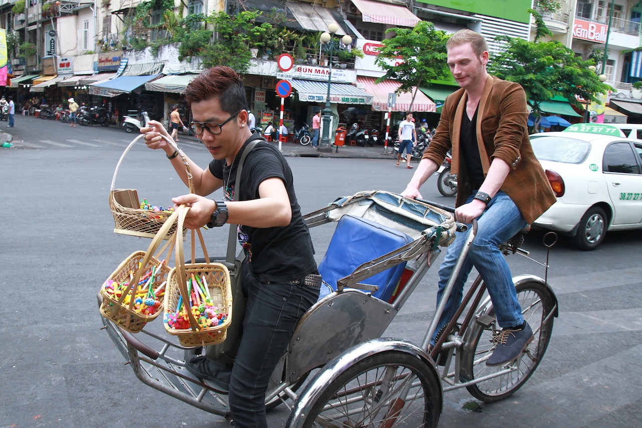 Hai người chọn khu vực quanh chợ Bến Thành, TP.HCM, nơi tập trung nhiều khách du lịch và tiểu thương để tiến hành hoạt động quyên góp đầy ý nghĩa.  