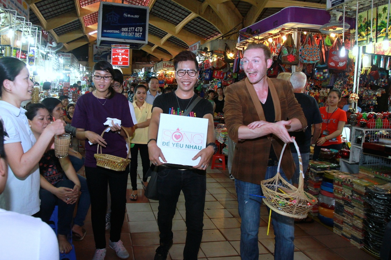 Để thu hút sự chú ý của mọi người nhiều hơn, có lúc, Kyo York và Hoàng Rapper vừa đi vừa hát vang. Hành động của họ khiến hầu hết mọi người phải đứng lại nhìn.  