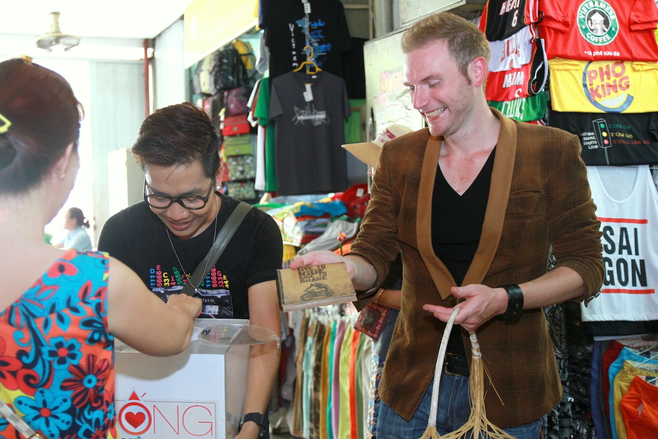 Kyo York và Hoàng Rapper đón nhận sự đóng góp của những tấm lòng hảo tâm với nụ cười rất tươi, dù số tiền ủng hộ chỉ là 5.000, 10.000, hay 20.000 đồng.  