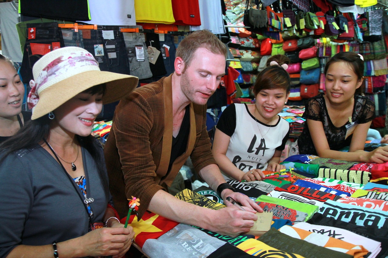 Nam ca sĩ vui vẻ gửi những món quà nhỏ đến mọi người. 