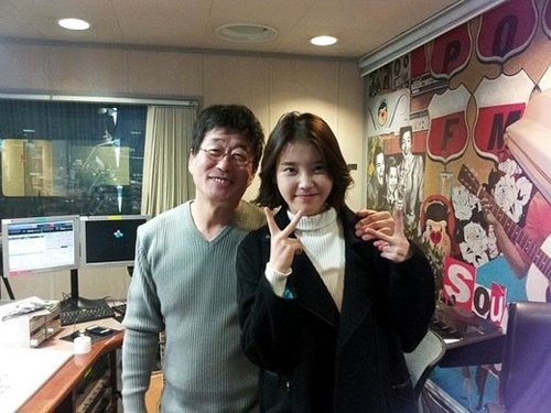 IU và tiền bối Kim Chang Wan.