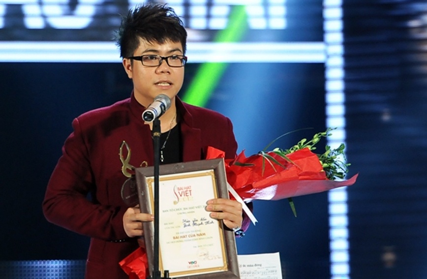 Đinh Mạnh Ninh nhận giải thưởng Bài hát của năm 2012 cho ca khúc Mùa yêu đầu do mình sáng tác.