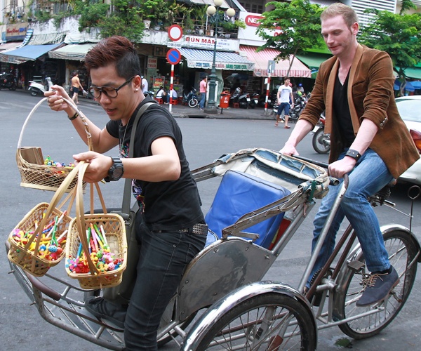 Kyo York dap xich lo cho Hoang Rapper di lam tu thien hinh anh