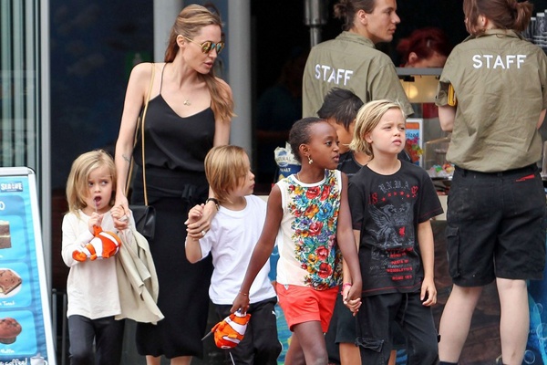 Cac con giup Angelina Jolie len ke hoach dam cuoi hinh anh