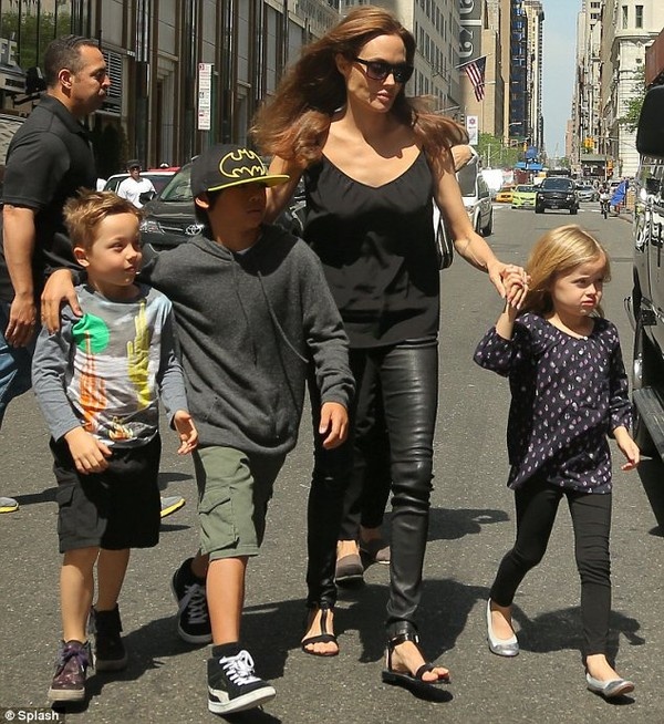 Angelina Jolie đưa đàn con đi mua đồ chơi hôm .