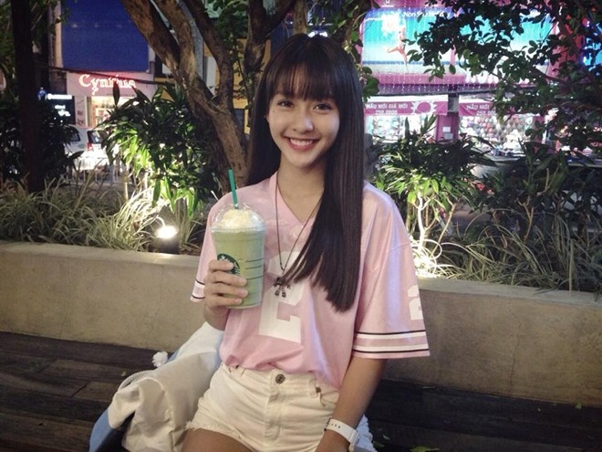 Đi đường ban đêm, rạng sáng: Do tính chất công việc, các sao thường ra ngoài hay đi về vào lúc đêm khuya và sáng sớm vắng người, là thời điểm tung hoành của bọn cướp. Trong lúc về nhà vào đêm khuya hồi tháng 7 năm ngoái, hot girl Khả Ngân chạm trán với 2 tên cướp, chúng dồn cô vào tường, dù chống cự nhưng Khả Ngân vẫn bị cướp đi dây chuyền và túi xách.  