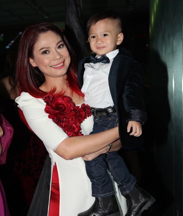 Nữ ca sĩ Thanh Thảo lận đận trong đường tình duyên nhưng đã trải nghiệm việc nuôi con. Cô nhận cậu bé Jacky Minh Trí – con trai của em gái ruột Thụy Anh với “gà nhà” một thời Ngô Kiến Huy. Không may cho cậu bé lần đầu tiên được công chúng biết đến qua scandal của người thân vào năm 2012. 