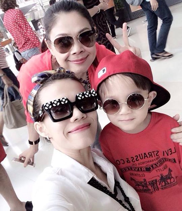 Dù thiếu thốn tình cảm của người cha nhưng Jacky Minh Trí được 2 người mẹ bù lại sự thiếu hụt, luôn chăm bẵm, yêu thương cậu bé hết mực. Trên trang cá nhân, Thanh Thảo nhiều lần khoe hình ảnh cô và con trai.