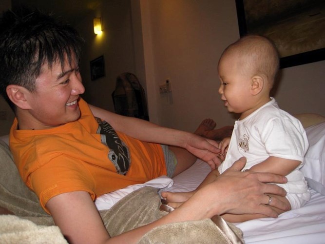 Trong khi chưa thực hiện được lời hứa về đám cưới và sinh con, Đàm Vĩnh Hưng lên chức bố bằng việc nhận nuôi cháu trai tên Tin – con trai của người em gái. Năm 2011, trong bài phỏng vấn, Đàm Vĩnh Hưng hé lộ tạm hoãn kế hoạch sinh con nhưng trước đó đã nhận nuôi bé Tin. 