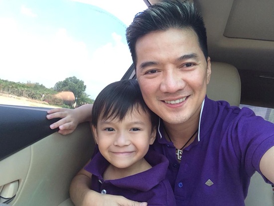  Ông bố nuôi nổi tiếng khá chiều chuộng con trai như sắm TV trăm triệu, đưa bé Tin đến trường mỗi khi có dịp, nam ca sĩ còn khẳng định sẽ hy sinh tất cả vì con trai nuôi. Đợt nghỉ lễ dài ngày vừa qua, 2 bố con Đàm Vĩnh Hưng diện đồ tông xuyệt tông ra ngoại thành thăm gia trang. 