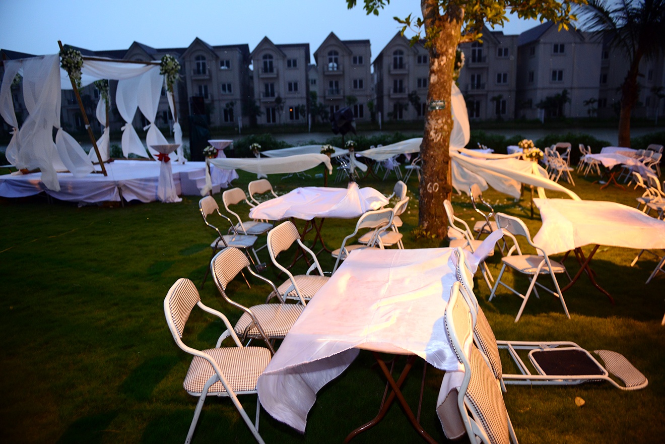 Dam cuoi cua Khanh Linh gap su co vi mua to gio lon hinh anh