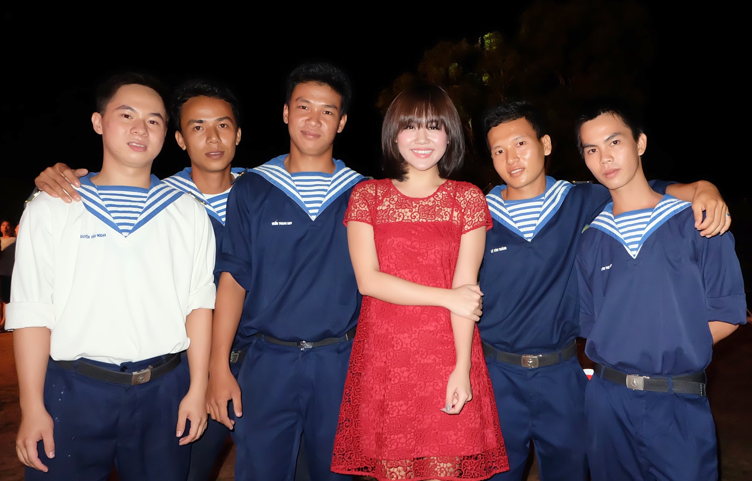 Hơn 900 sinh viên ưu tú cũng từ đất liền ra Phú Quốc để hòa nhịp tinh thần ủng hộ các chiến sĩ hải quân, hát vang bài ca chiến thắng trong đêm.