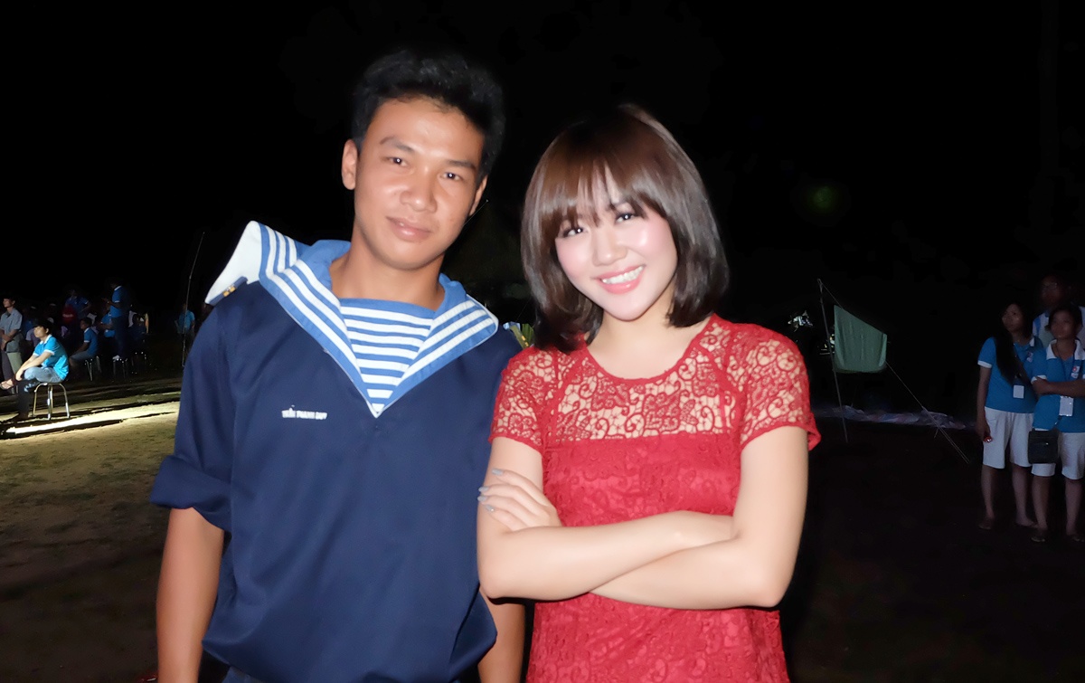 Văn Mai Hương nói: “Đây không phải là lần đầu tiên tôi hát phục vụ các chiến sĩ, nhưng lần này tôi có cảm giác rất thiêng liêng và ấm áp. Với những vất vả mà họ đã và đang trực tiếp trải qua để giữ biển trời của Tổ quốc, tôi hiểu rằng họ sẵn sàng hi sinh tuổi thanh xuân để giữ hòa bình cho Việt Nam. Tôi rất xúc động trước tình cảm của họ, đặc biệt tôi rất ngưỡng mộ tinh thần dấn thân vì Tổ quốc của các chiến sĩ. Tôi luôn tin rằng các anh vững niềm tin và sẵn sàng. Cả dân tộc đang ở bên các anh”!