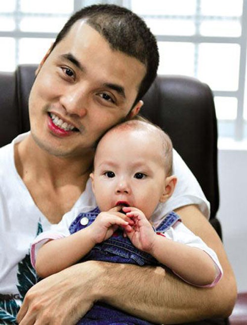 Không chỉ nhận cháu ruột làm con nuôi, một số sao cũng coi con cái của người anh chị em thân thiết như con ruột. Nam ca sĩ Ưng Hoàng Phúc có một người em gái kết nghĩa chơi thân gần 10 năm nay, khi cô có con gái, Ưng Hoàng Phúc nhận bé gái này làm con nuôi. 